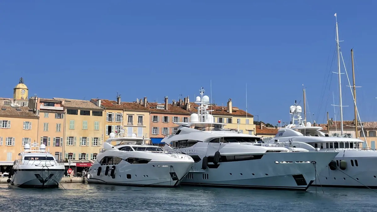 Im Hafen von Saint-Tropez liegen die Luxusyachten, um von den Touristen begafft zu werden. Wer es exklusiver haben will, ankert im freien Meer und lässt sich von der Crew mit dem Beiboot in den Ort chauffieren.