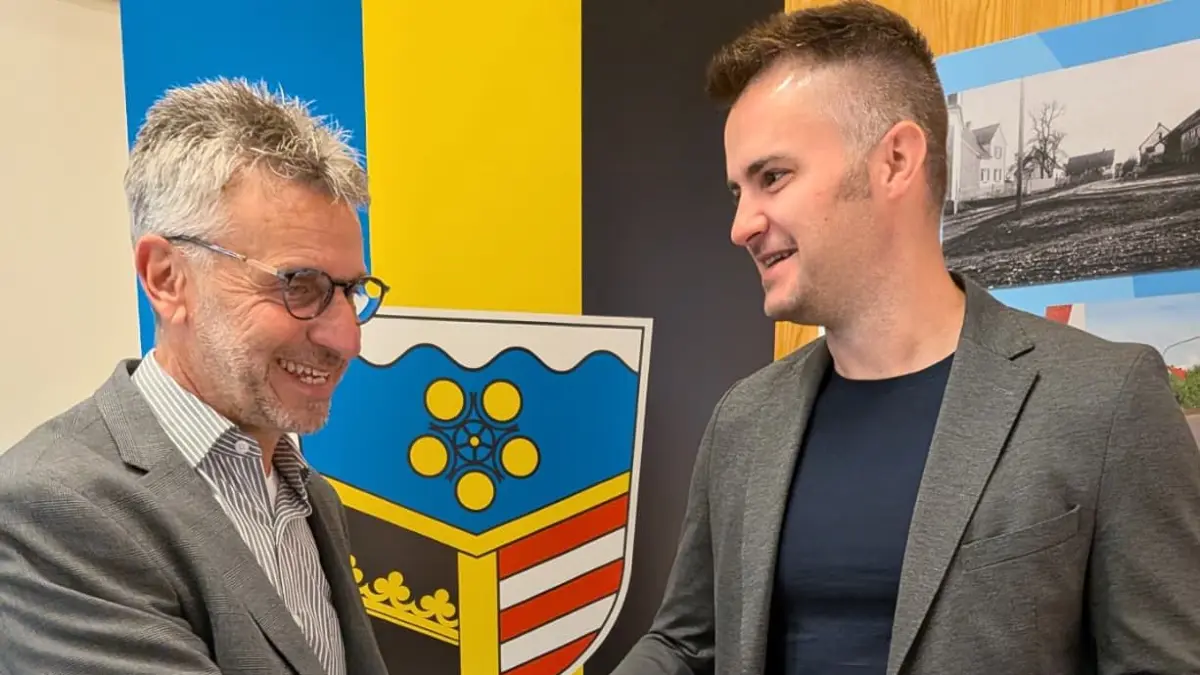 Bürgermeister Fabian Sniatecki verleiht seinem Vorgänger Erich Winkler im kleinen Rahmen die Ehrenbezeichnung "Altbürgermeister"