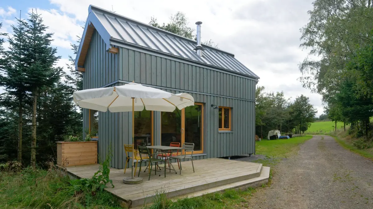 Muster eines „Organic Tiny House“ der Firma Gelzhäuser GmbH: ARCHIV - Merkmal eines Tiny Houses: Die Brutto-Grundfläche beträgt weniger als 50 Quadratmeter. (zu dpa: «Traum vom Tiny House? Was beim Bau zu beachten ist») Foto: Henning Kaiser/dpa/dpa-tmn - Honorarfrei nur für Bezieher des dpa-Themendienstes +++ dpa-Themendienst +++