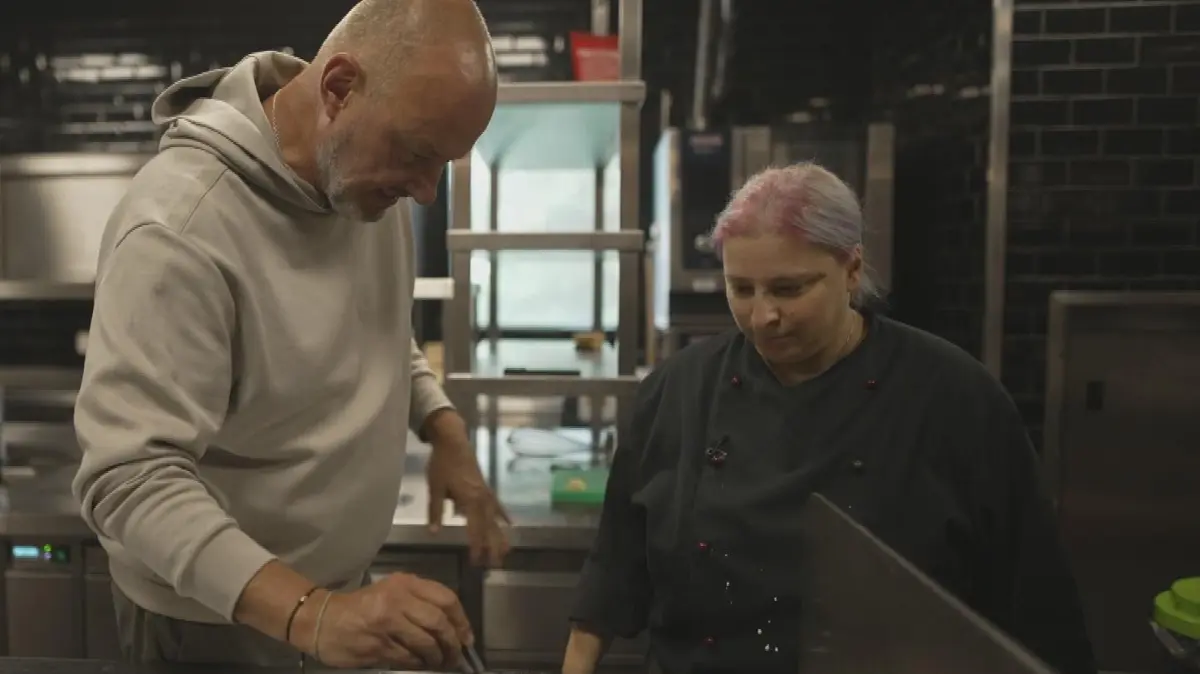 Frank Rosin (l) mit Küchenchefin Jana im "Magicuisine", Neu-Ulm.