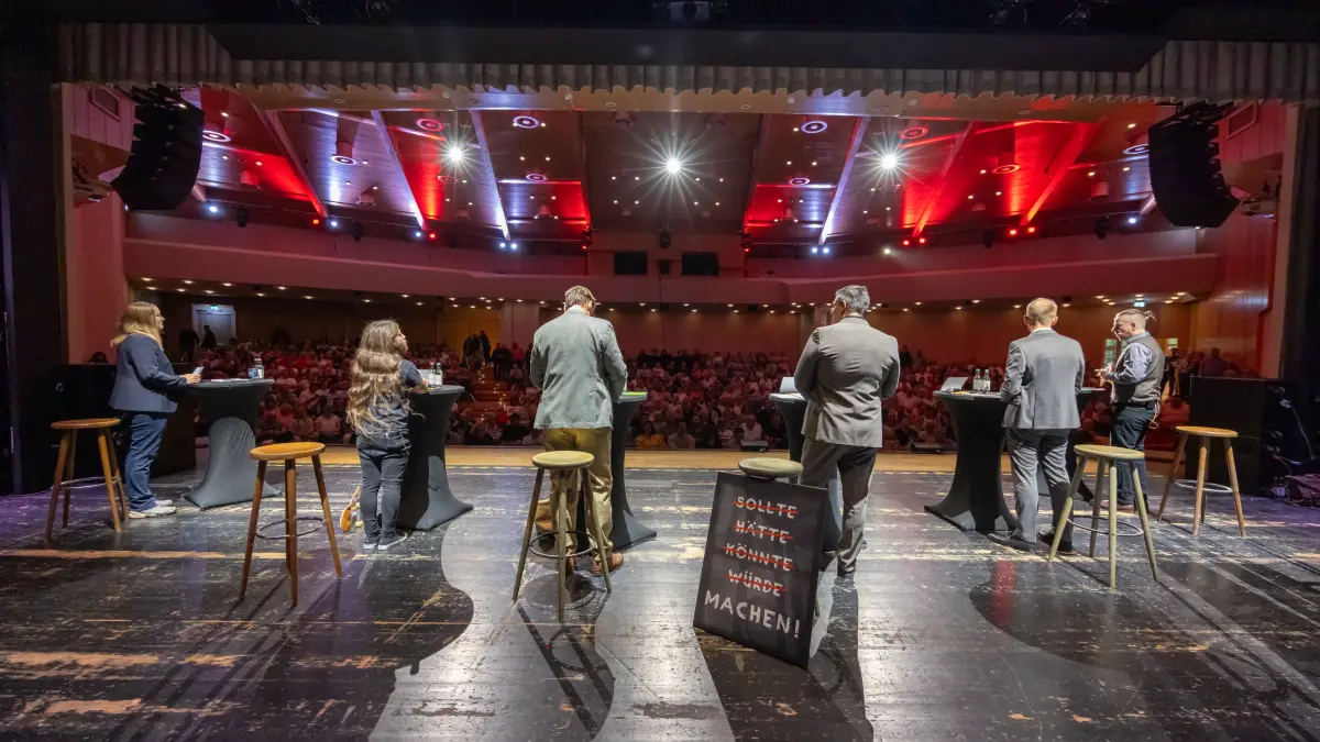 Vier Kandidaten, zwei Moderatoren: zur Podiumsdiskussion in der Lindenhalle herrschte ein enormer Andrang.