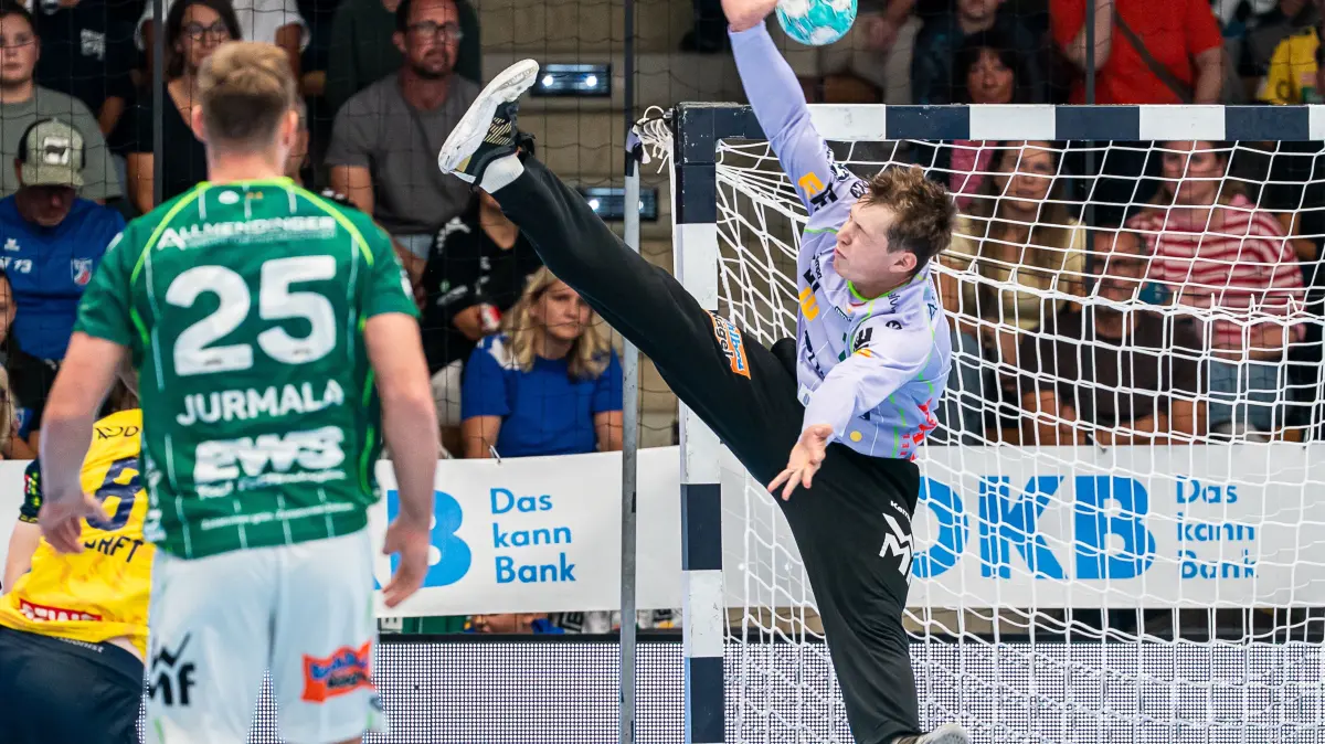 Frisch Auf Goeppingen vs. Rhein-Neckar Loewen, Handball, 1. Bundesliga, Herren, Spielzeit 2026/2027, 17.09.2026: Julian Buchele (Frisch Auf Goeppingen, #01) liegt artistisch in der Luft, Frisch Auf Goeppingen vs. Rhein-Neckar Loewen, Handball, 1. Bundesliga, Herren, Spielzeit 2026/2027, 17.09.2026,
Foto: Eibner-Pressefoto/Michael Schmidt