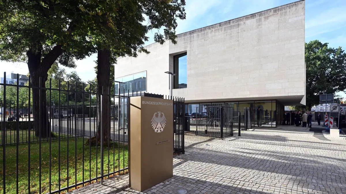 BGH entscheidet über Datenschutzregeln im privaten Bereich: 17.09.2026, Baden-Württemberg, Karlsruhe: Aussenaufnahme des Bundesgerichtshof (BGH). Der Erste Zivilsenat verkündete sein Urteil über Datenschutzregeln im privaten Bereich. Es handelte sich dabei um zwei Verfahren, in denen es um die Reichweite der sogenannten Haushaltsausnahme im Datenschutzrecht ging. Foto: Uli Deck/dpa +++ dpa-Bildfunk +++