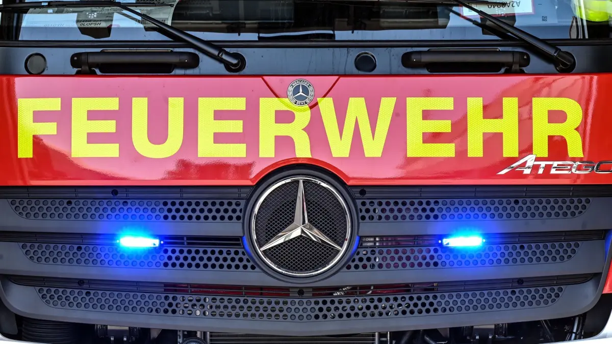 Feuerwehrfahrzeug: ARCHIV - 19.07.2022, Baden-Württemberg, Karlsruhe: An einem Feuerwehrfahrzeug leuchten unter dem Schriftzug „Feuerwehr“ zwei Blaulichter. (zu dpa: «Ehepaar bei Brand getötet - Feuer wohl fahrlässig entstanden») Foto: Uli Deck/dpa +++ dpa-Bildfunk +++