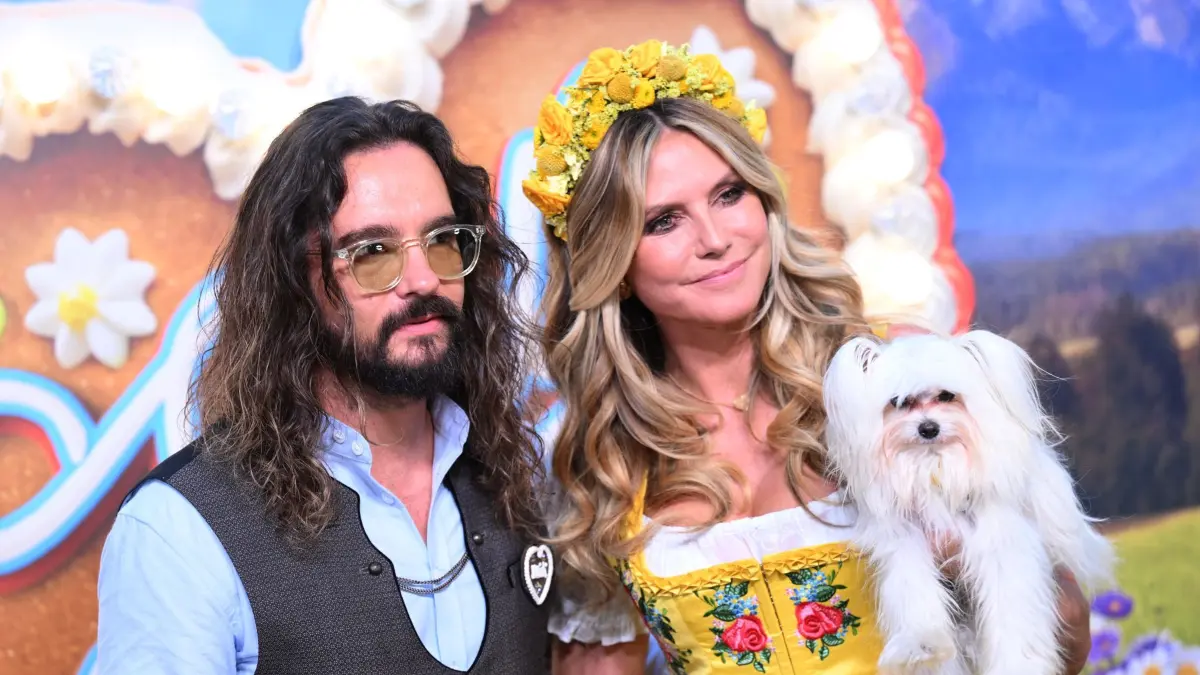 „HeidiFest“ im Münchner Hofbräuhaus: Tom Kaulitz (l) und Heidi Klum stehen beim «HeidiFest» auf dem roten Teppich im Hofbräuhaus. Gemeinsam mit ihrer Familie und geladenen Gästen eröffnet Klum die Oktoberfest-Saison. (zu dpa: «Im «Fiebertraum» - Klum feiert zweites «HeidiFest»»)
