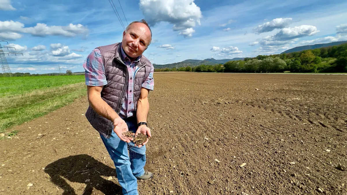 Landwirt Heinrich Bazlen aus Metzingen zeigt, wie schön der Ackerboden durch Hitze und Dürre geworden ist. Er freut sich auf die Aussaat in zwei Wochen.