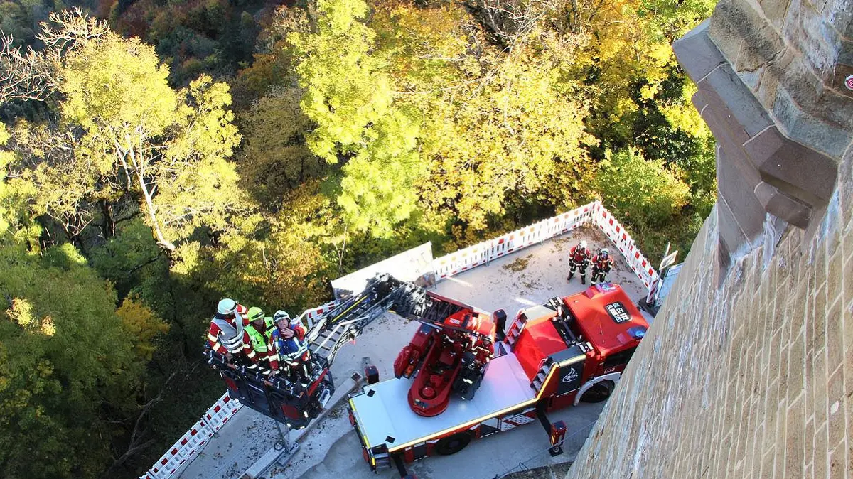 Die Freiwillige Feuerwehr Bisingen bei einer Übung auf der Burg Hohenzollern.