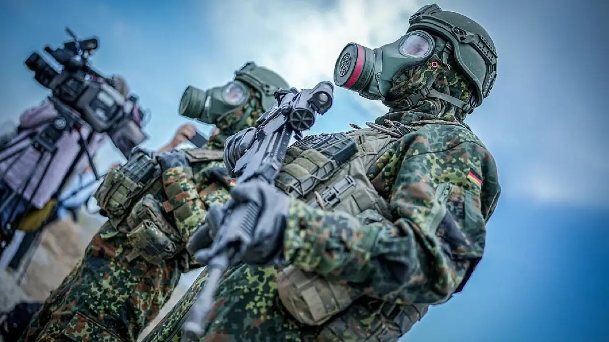 Soldaten der Bundeswehr nehmen in ABC-Schutzkleidung am Abschlusstag der Nato-Übung Quadriga 2024 teil. Die Bundeswehr zeigt in diesen Tagen auch in Baden starke Präsenz bei einer Großübnung. (zu dpa: «Vorsicht auf Straßen: Über 500 Soldaten proben ABC-Einsatz»)