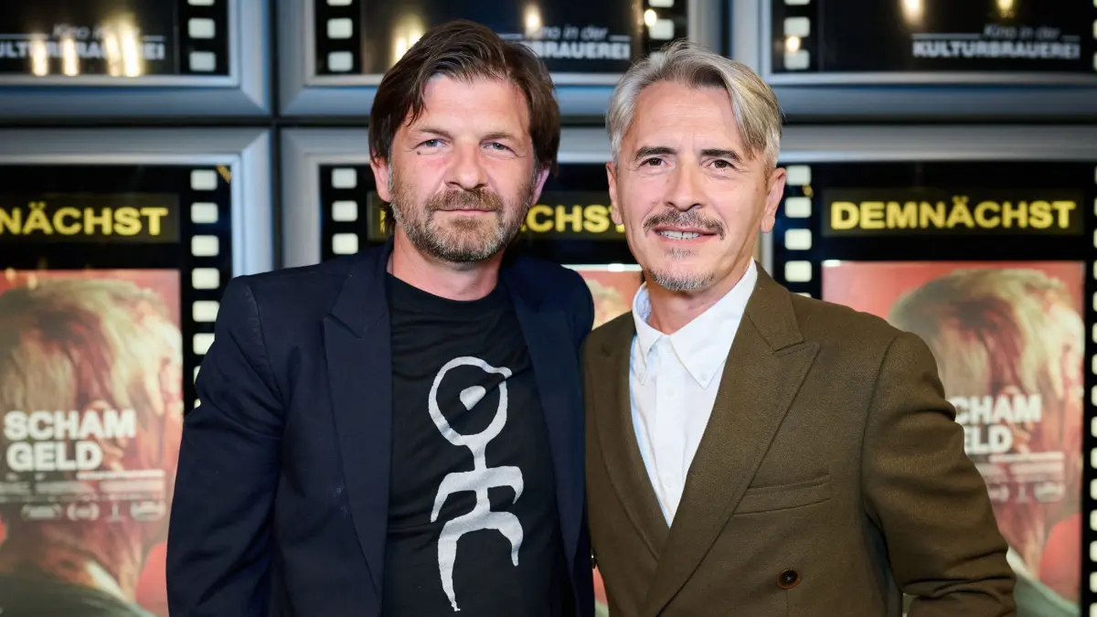 Vorpremiere des Films „Von Scham und Geld“: 18.09.2026, Berlin: Visar Morina (l), Regisseur, und Astrit Kabashi, Schauspieler, kommen zur Vorpremiere des Films „Von Scham und Geld“. Der Film ist einer von drei Filmen, die Deutschland ins Rennen um den Oscar als „Bester internationaler Film“ geschickt hat. Foto: Annette Riedl/dpa +++ dpa-Bildfunk +++