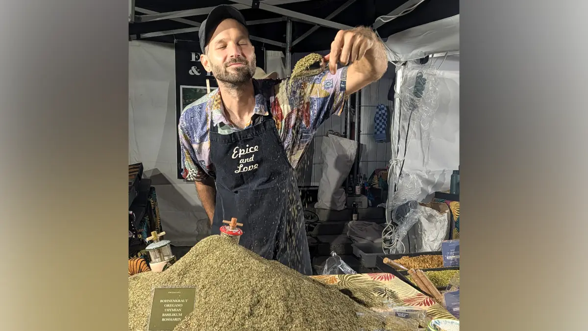 Tristan genießt den Duft seiner Herbes de Provence beim Rathaus