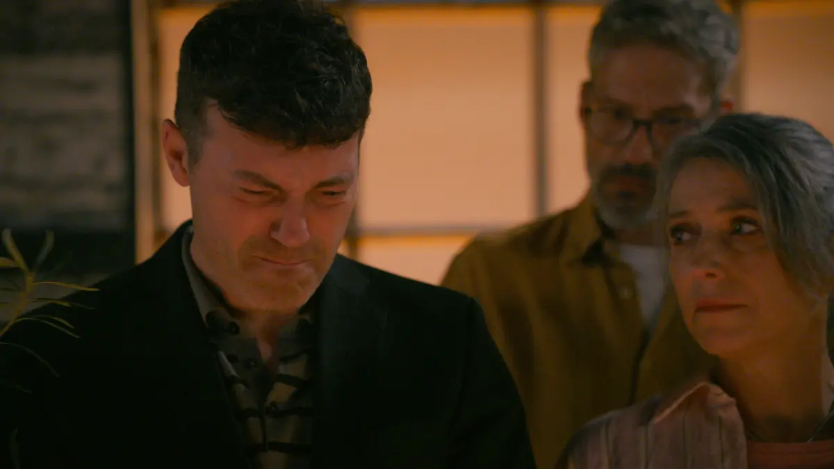 Der emotionale Abschied wird für Ben (Jörg Rohde, l.) zur Qual. Rechts Daniela (Berrit Arnold) und Henning (Stefan Bockelmann)