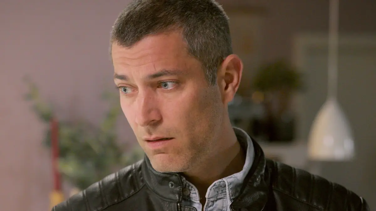 Dragan (Florian Thunemann) macht Daniela (Berrit Arnold) ein verlockendes Angebot.