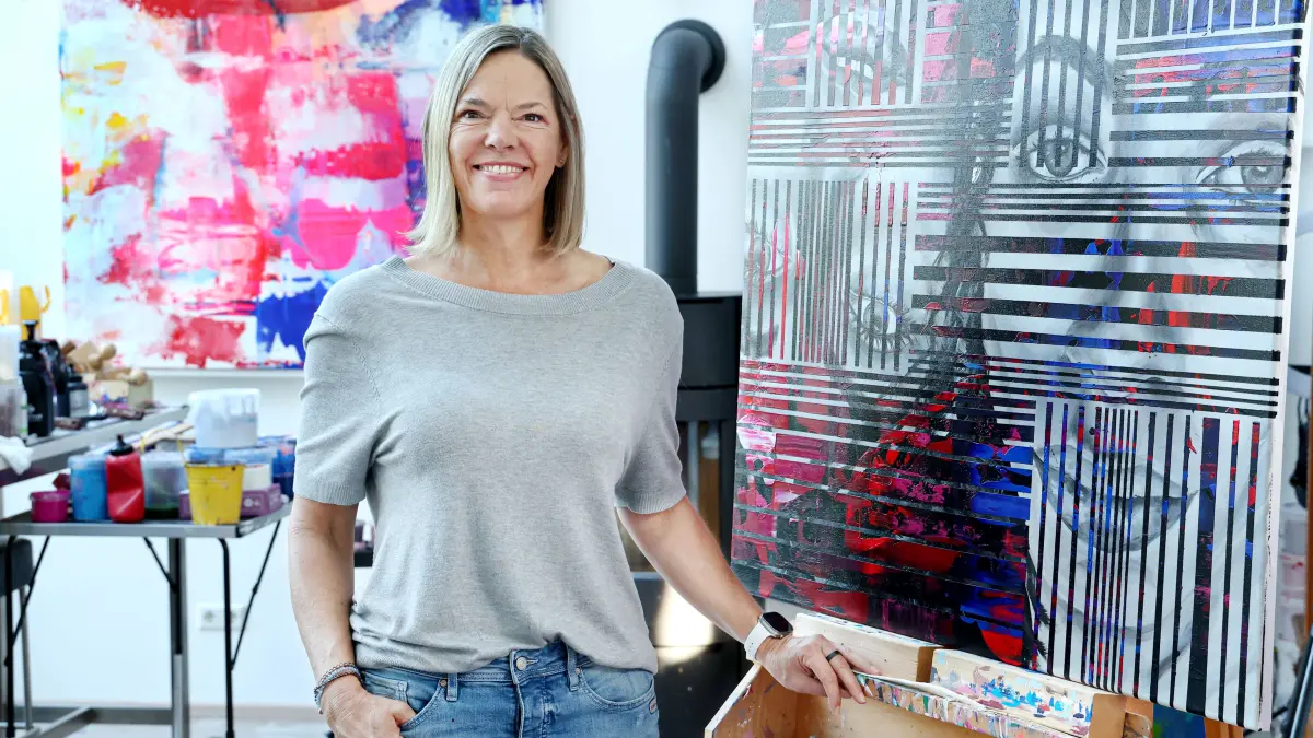 Die Schwäbisch Haller Künstlerin Karin Döring in ihrem Atelier. Am 7. Oktober wird eine Einzelausstellung von ihr in der Schwäbisch Haller Sparkasse eröffnet.