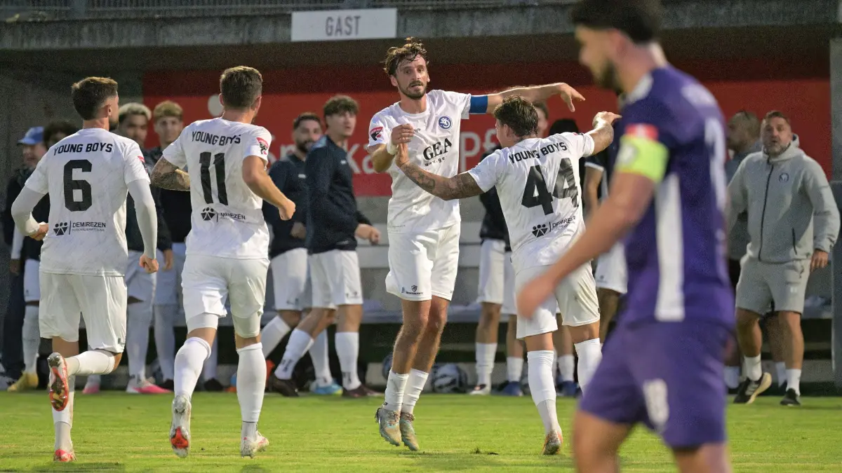 Fussball OL | FC Noettingen vs. Young Boys Reutlingen: Fussball OL | FC Noettingen (lila) vs. Young Boys Reutlingen (weiss) // 2026-09-18 // Foto: JoBaur // Torjubel YB beim 2:0 durch #17 Hakan Aktepe (Young Boys Reutlingen), mitte / #44 Moritz Kuhn (Young Boys Reutlingen) / #11 Ante Galic (Young Boys Reutlingen) / #6 Ivan Cabraja (Young Boys Reutlingen)