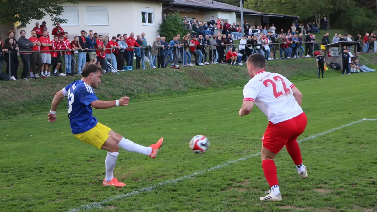 Tolle Kulisse am Donnerstagabend beim Stadtteilderby im Waldstadion. Die SGM Tiefenbach/Goldbach (blau) bezwingt in einem kampfbetonten Spiel den SV Westgartshausen vor rund 150 Zuschauern letztlich verdient mit 4:2.