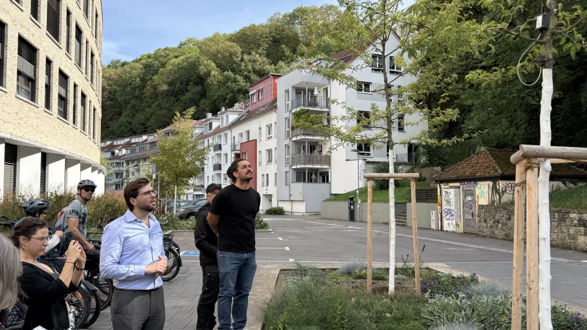 Tübingen Bäume Hitze Trockenheit Rundgang mit Philipp Keller (blaues Hemd, Leiter Fachbereich Wasserwirtschaft und Grün), Marvin König (schwarze Kappe, Baumkontrolleur), Benjamin Leins (Fachbereich Wasserwirtschaft und Grün)