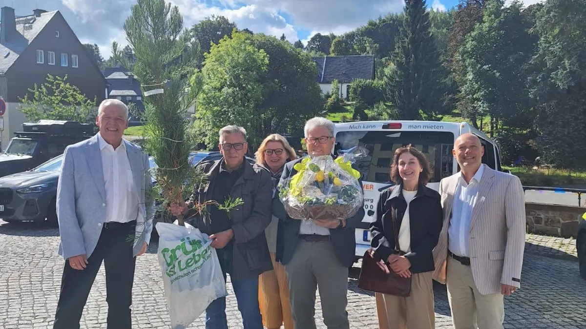 Die Sulzer Delegation kam nicht mit leeren Händen zu den Feierlichkeiten nach Altenberg. Von links: Hans-Peter Fauser, Siegfried Dölker, Barbara Klausner ,Jürgen Huber, Johanna Schrön-Dinkelacker und André Guzzardo