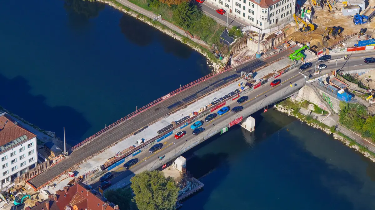 Die Gänstorbrücke zwischen Ulm und Neu-Ulm ist zur Hälfte schon neu gebaut worden. Aber wie man auf diesem Luftbild erkennen kann, läuft der Verkehr weiterhin über die alte Ostseite.