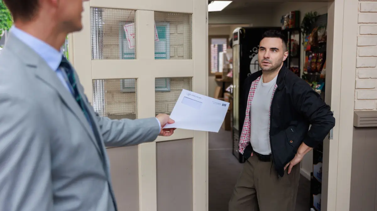 Easy (Lars Steinhöfel, r.) erhält eine erschütternde Nachricht von Ringo (Timothy Boldt).