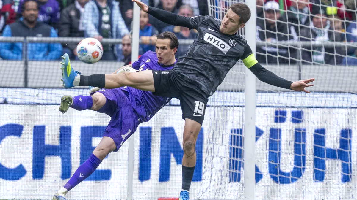 Eine Szene aus der Aufstiegssaison. Am 5. April dieses Jahres spielten in der 2. Bundesliga Hannover 96 und der SV Elversberg gegeneinander. Torwart Nahuel Noll (Hannover 96) (l) und Lukas Pinckert (SV 07 Elversberg) kämpfen um den Ball.