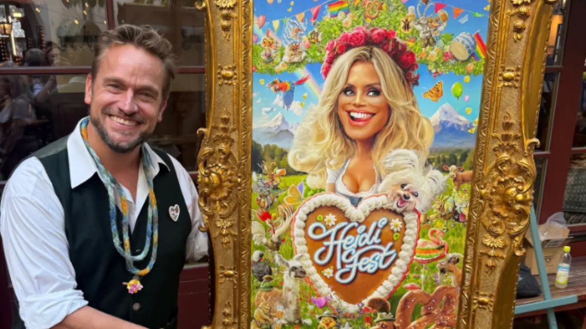 Bernhard Prinz sucht das Original-Gemälde von Heidi Klum, das er für das HeidiFest angefertigt hat.