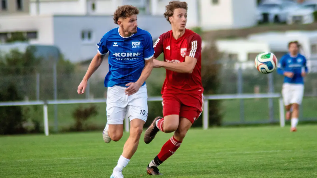 Fussball Bezirksliga Schwarzwald Zollern TSV Strassberg - FC 07 Albstadt: 4 Patrick Rummel Straßb.
10 Samet Güngöt Albst
Strassberg, Baden-Wuerttemberg, Deutschland, 17.09.2026. Fussball, Bezirksliga Schwarzwald Zollern, 6. Spieltag, Saison 2026/2027. TSV Strassberg I - FC 07 Albstadt I 3:3 (3:0) im Schmeien-Stadion in Strassberg. Foto: Eibner-Pressefoto/Gerhard Wolf