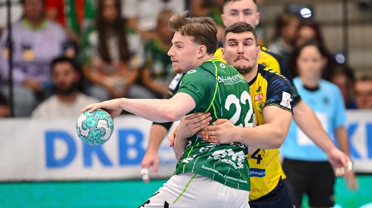 FRISCH AUF! Goeppingen vs Rhein-Neckar Löwen - Opel Handball Bundesliga: Goeppingen, Deutschland, 17.09.26: Erik Persson FRISCH AUF Goeppingen und Halil Jaganjac Rhein-Neckar Loewen im Zweikampf waehrend des Opel Handball Bundesliga Spiels zwischen FRISCH AUF Goeppingen vs Rhein-Neckar Loewen in der EWS Arena am 17. September 2026 in Goeppingen, Deutschland. Foto von Harry Langer/DeFodi Images Goeppingen, Germany, 17.09.26: Erik Persson FRISCH AUF Goeppingen und Halil Jaganjac Rhein-Neckar Loewen battle for the ball during the Opel Handball Bundesliga match between FRISCH AUF Goeppingen vs Rhein-Neckar Loewen at EWS Arena on September 17, 2026 in Goeppingen, Germany. Photo by Harry Langer/DeFodi Images Photo by Harry Langer/DeFodi Images - *** Göppingen, Germany, September 17, 2026 Erik Persson FRISCH AUF Goeppingen and Halil Jaganjac of Rhein Neckar Loewen in a one-on-one battle during the Opel Handball Bundesliga match between FRISCH AUF Goeppingen and Rhein Neckar Loewen at the EWS Arena on September 17, September 2026 in Göppingen, Germany. Photo by Harry Langer, DeFodi Images. Göppingen, Germany, September 17, 2026 Erik Persson of FRISCH AUF Göppingen and Halil Jaganjac of Rhein-Neckar Löwen battle for the ball during the Opel Handball Bundesliga match between FRISCH AUF Göppingen and Rhein-Neckar Löwen at the EWS Arena on September 17, 2026 in Göppingen, Germany Photo by Harry Langer, DeFodi Images Photo by Harry Langer, DeFodi Images
