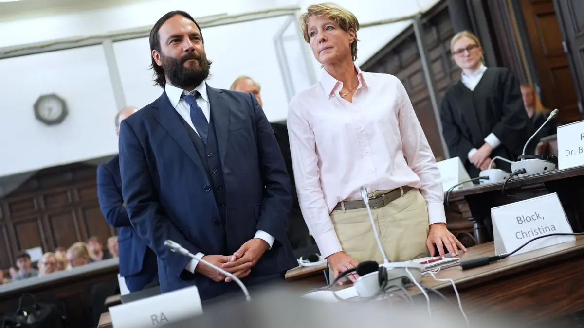 Streit um Umgangsrecht mit Enkeln: Block-Prozess in Dänemark: Christina Block (vorne r), deutsche Gastronomin und Unternehmerin, und Anwalt Ingo Bott (l), Verteidiger von Block, sowie Gerhard Delling (verdeckt hinten M), ehemaliger Fernsehmoderator und Sportjournalist, Anwalt David Rieks (verdeckt hinten l), Verteidiger von Delling, und Anwältin Paula Wlodarek (r), Verteidigerin von Block, stehen im Gerichtssaal im Prozess wegen mutmaßlicher Kindesentführung im Landgericht Hamburg. In der Silvesternacht 2023/24 brachten laut Anklage maskierte Männer zwei Kinder der Gastronomie-Unternehmerin Block von Dänemark nach Deutschland. Wegen der mutmaßlichen Entführung findet am Landgericht Hamburg der Prozess statt, unter anderem gegen Block. (zu dpa: «Gericht: Kein Umgangsrecht für Eugen Block mit Enkeln»)