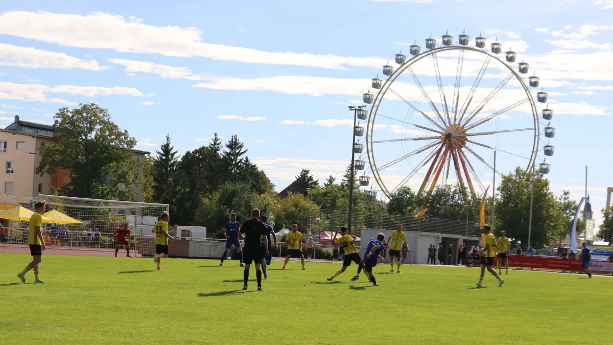 Vor einem Jahr musste sich der TSV Crailsheim (gelb) im Volkfestspiel der Spvgg Satteldorf geschlagen geben.