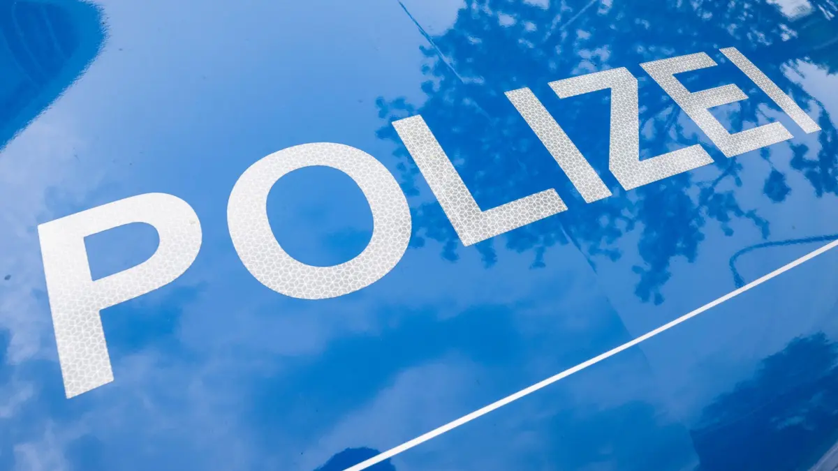 Polizei: ARCHIV - 25.08.2023, Hessen, Offenbach/M.: Der Schriftzug „Polizei“ ist auf einem Streifenwagen zu lesen. (zu dpa: «Tödlicher Unfall: Streifenwagen fährt Radfahrer um») Foto: Boris Roessler/dpa +++ dpa-Bildfunk +++