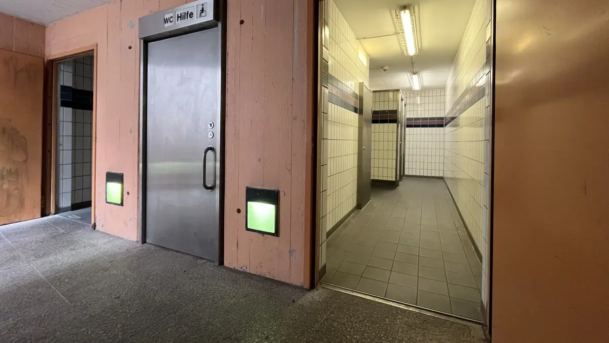 Die unterirdische Toilette am Neu-Ulmer Petrusplatz bleibt, wo sie ist. Eine Lösung auf Straßenniveau wurde lange geprüft und nun verworfen.