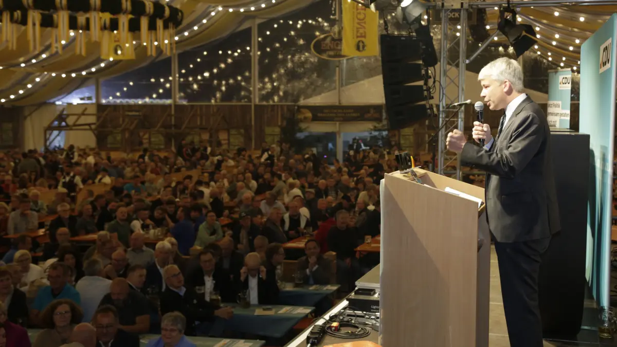 Bundesverkehrsminister Steffen Bilger (CDU) im Engel-Zelt auf dem Fränkischen Volksfest in Crailsheim.