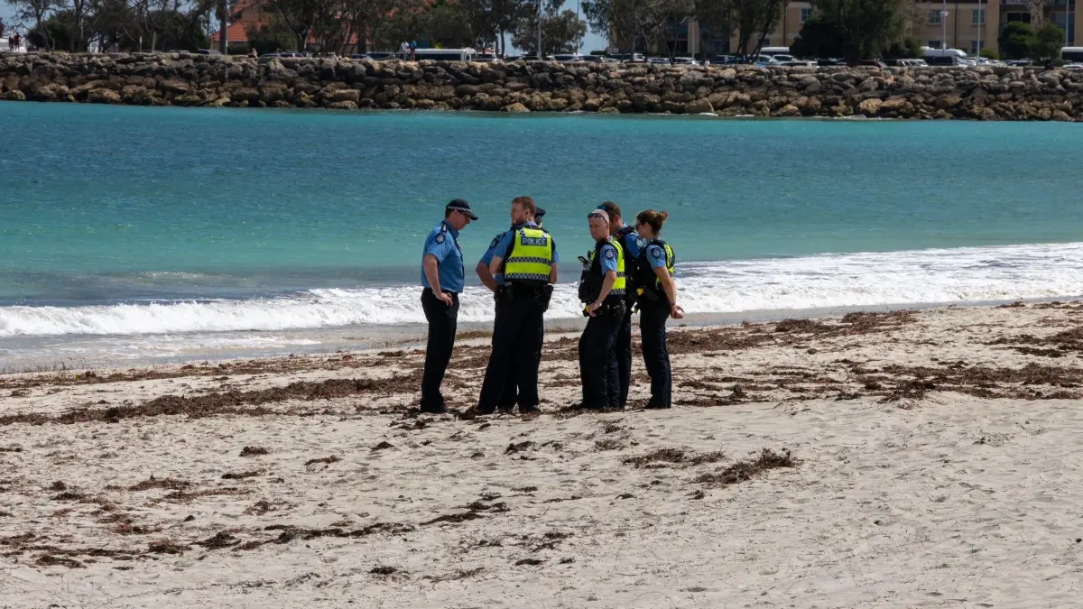 Haiangriff in Australien: Polizisten stehen am Sorrento Beach nach einem mutmaßlichen tödlichen Haiangriff. (zu dpa: «Schwimmer stirbt bei Haiattacke in Westaustralien»)