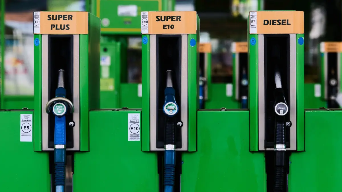 Spritpreise: Blick auf Zapfsäulen für Benzin und Diesel an einer Tankstelle in der Stadt. Die Bundesregierung hat diskutiert, was sie gegen die hohen Preise an der Tankstelle unternehmen soll. (zu dpa: «Sachsens SPD lobt Tankrabatt – fordert aber Übergewinnsteuer»)