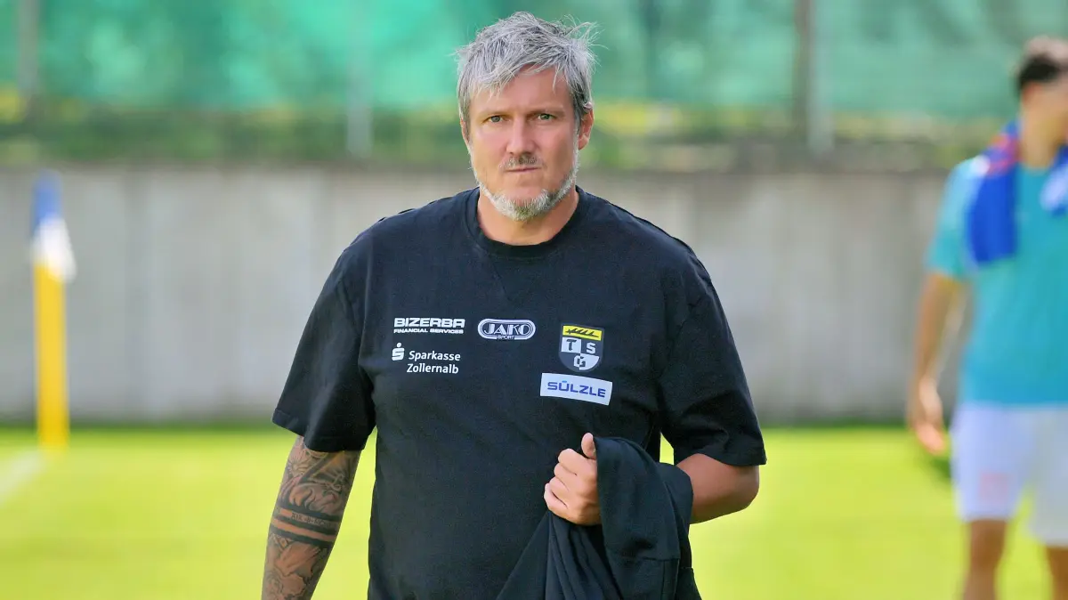 Fußball Oberliga Baden-Württemberg 1. CfR Pforzheim - TSG Balingen : Trainer Michael SCHILLING (BAL)
Pforzheim, Baden-Württemberg, Deutschland, 19.09.2026. Fußball, Oberliga Baden-Württemberg, 8. Spieltag, Saison 2026/2027. 1. CfR Pforzheim - TSG Balingen Fußball in der KRAMSKI-ARENA in Pforzheim. Foto: Eibner-Pressefoto/Michael Ripberger.