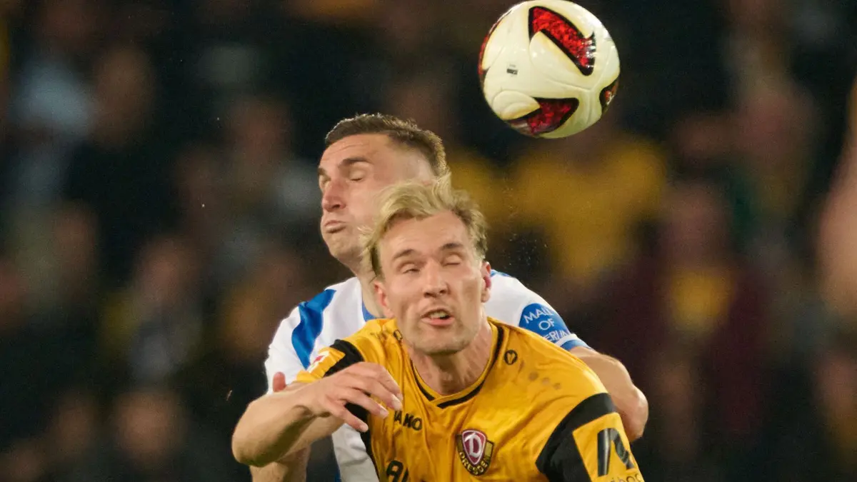 SG Dynamo Dresden - Hertha BSC: 19.09.2026, Sachsen, Dresden: Fußball, Männer: 2. Bundesliga, SG Dynamo Dresden - Hertha BSC, 6. Spieltag, Rudolf-Harbig-Stadion, Vincent Vermeij (Dynamo Dresden, r) gegen Niklas Kolbe (Hertha BSC). Foto: Robert Michael/dpa - WICHTIGER HINWEIS: Gemäß den Vorgaben der Bundesliga bzw. des DFB Deutscher Fußball-Bund ist es untersagt, in dem Stadion und/oder vom Spiel angefertigte Fotoaufnahmen in Form von Sequenzbildern und/oder videoähnlichen Fotostrecken zu verwerten bzw. verwerten zu lassen. +++ dpa-Bildfunk +++