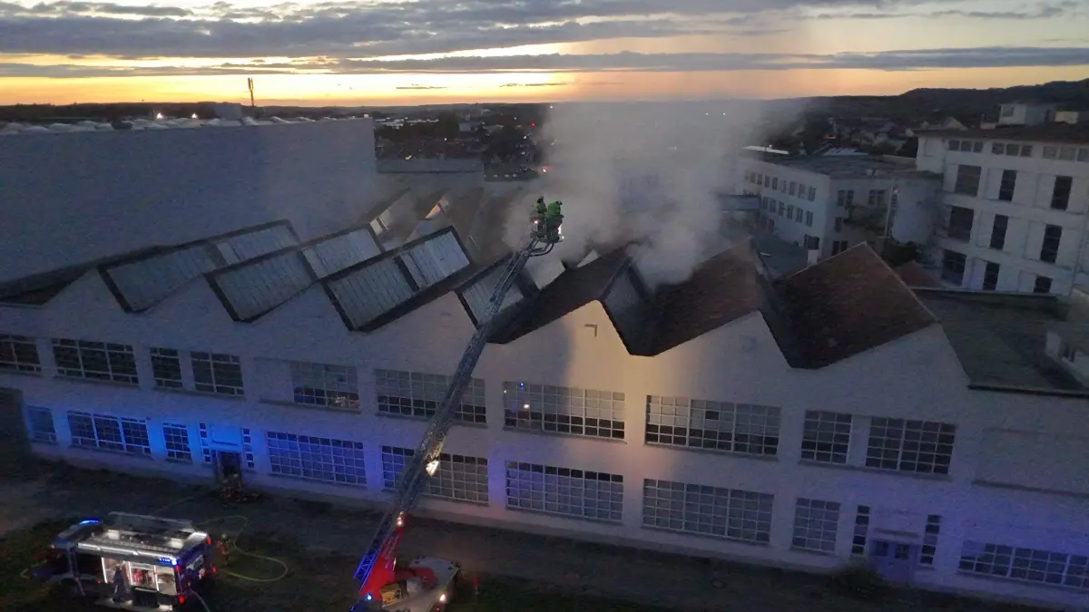 Bild vom Brand gestern Nacht gegen 21.47 Uhr: Ein aufwendiger Brandeinsatz hat am Samstagabend zahlreiche Einsatzkräfte der Feuerwehren aus Salach, Eislingen und Süßen über mehrere Stunden gefordert.