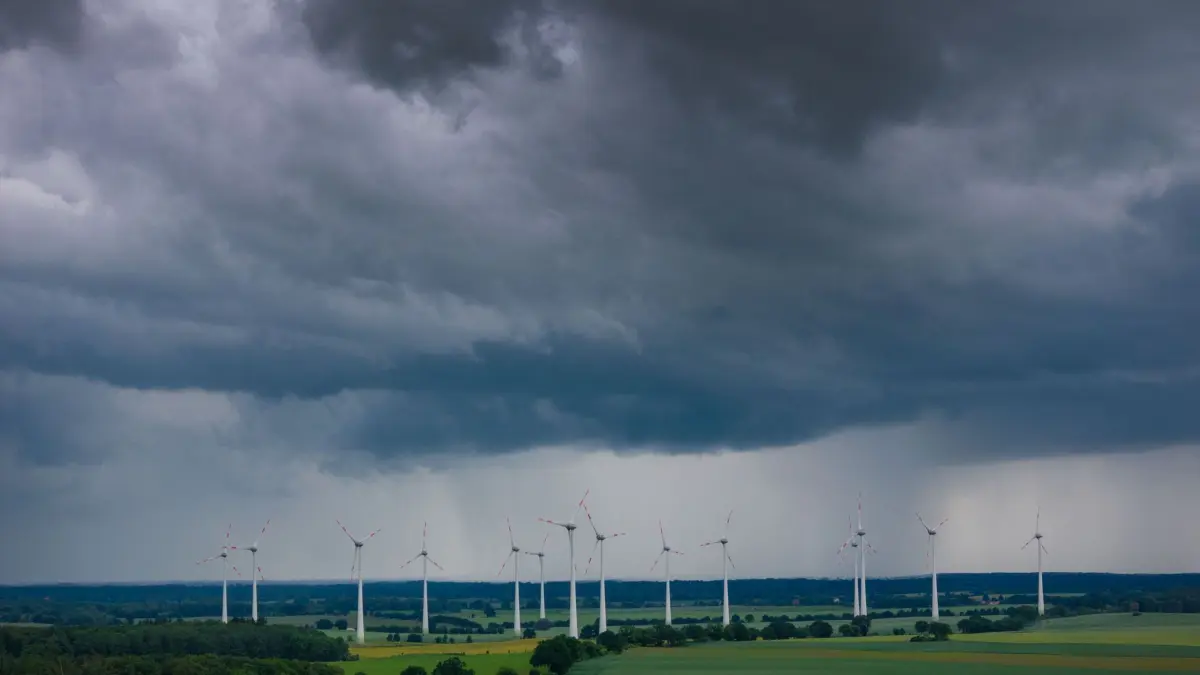 Gewitter über MV: Dunkle Gewitterwolken ziehen über einen Windpark (Luftaufnahme mit Drohne). Der Deutsche Wetterdienst warnt in Mecklenburg-Vorpommern vor Hagel, Sturm und Starkregen. (zu dpa: «Örtliche Gewittergefahr am Sonntag in Mecklenburg-Vorpommern»)