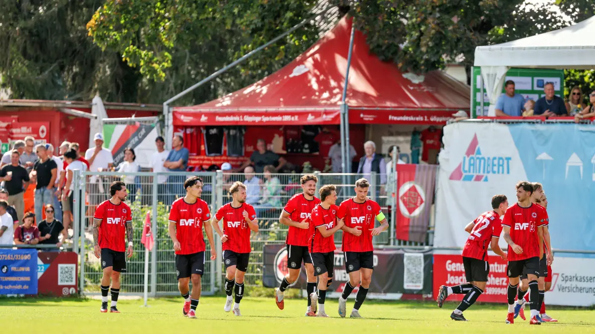 DEN, 1. Goeppinger SV vs. FC Rottenburg, Fussball, Verbandsliga - Herren, 6. Spieltag, Spielzeit 2026/2027, 19.09.2026: Der Jubel ist groß nach dem 3:0 durch Gino Andre Portella (1. Goeppinger SV, #4)
GER, 1. Goeppinger SV vs. FC Rottenburg, Fussball, Verbandsliga - Herren, 6. Spieltag, Spielzeit 2026/2027, 19.09.2026
Foto: Eibner-Pressefoto/Soeren Herweg