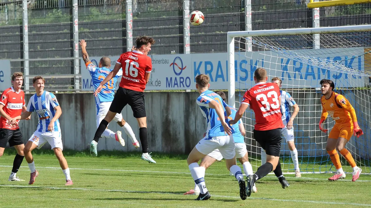Fußball Oberliga Baden-Württemberg 1. CfR Pforzheim - TSG Balingen : Kevin FOUNES (16 BAL) gegen Marvin GNAASE (20 CfR) - Kopfball nach Ecke
Pforzheim, Baden-Württemberg, Deutschland, 19.09.2026. Fußball, Oberliga Baden-Württemberg, 8. Spieltag, Saison 2026/2027. 1. CfR Pforzheim - TSG Balingen Fußball in der KRAMSKI-ARENA in Pforzheim. Foto: Eibner-Pressefoto/Michael Ripberger.