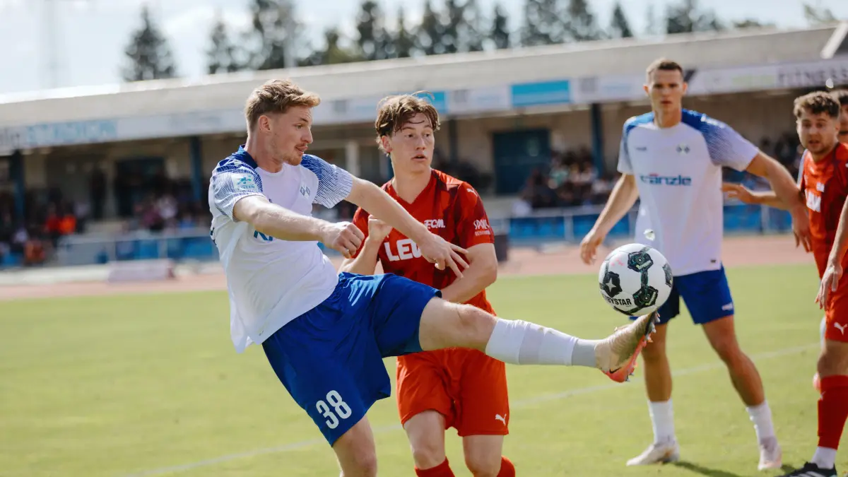 Fußball, Regionalliga Bayern, Derby zwischen FV Illertissen und FC Memmingen, Co-Kapitän Maximilian Neuberger