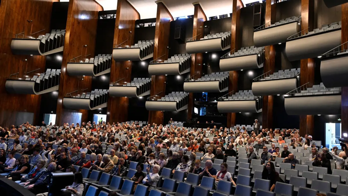 Eröffnungsfest für Bürger zur Rückkehr der Kölner Oper: Zahlreiche Bürger machen sich ein Bild vom Opernsaal im fertig renovierten Opernhaus am Offenbachplatz um während eines Festes mit offener Tür einen Blick ins Innere werfen zu können. Nach 16 Jahren der Sanierung öffnen Oper, Schauspielhaus und Kinderoper erstmals wieder ihre Türen und bieten Einblicke in die modernisierten Gebäude. Die aus den 50er Jahren stammenden Kölner Bühnen wurden seit 2012 saniert. (zu dpa: «Kölner Bühnen zurück: Eröffnungsfest nach langer Sanierung»)