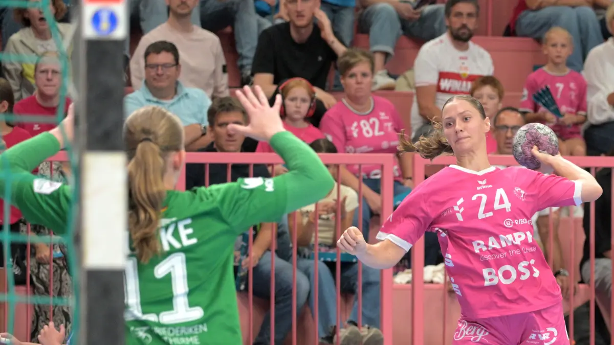 TusSies Metzingen vs. Thueringer HC , Handball, Alsco HBF, 04..Ligaspieltag, Saison 2026/2027, 19.09.2026: Marie Luisa Stumpf (TusSies Metzingen, #24) beim Torwurf gegen Laura Kuske (Thueringer HC, #11) im Tor
TusSies Metzingen vs. Thueringer HC , Handball, Alsco HBF, 04..Ligaspieltag, Saison 2026/2027, 19.09.2026
Foto: Eibner-Pressefoto/Tobias Baur