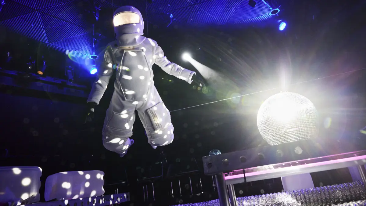 Schweben im Theater: Vincent Furrer im Raumanzug in "Spaceman".