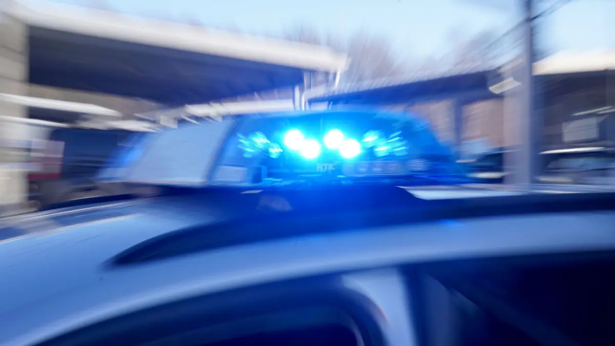 Polizei Symbolbild: Polizei mit Blaulicht (Symbolfoto). (zu dpa: «Jugendliche sorgen mit Softair-Waffen für Polizeieinsatz»)