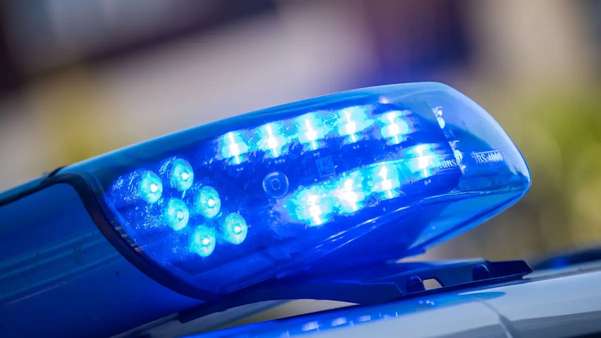 Blaulicht: SYMBOLBILD - 11.08.2022, Niedersachsen, Vechta: Ein Blaulicht ist auf dem Dach eines Polizeifahrzeugs zu sehen. (zu dpa: «Bis die Bremsen brennen: 13-Jähriger flieht nach Tankbetrug») Foto: Lino Mirgeler/dpa +++ dpa-Bildfunk +++