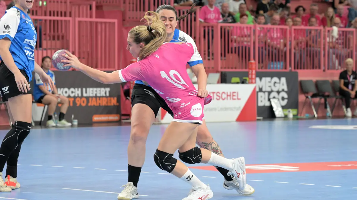 TusSies Metzingen vs. Thueringer HC , Handball, Alsco HBF, 04..Ligaspieltag, Saison 2026/2027, 19.09.2026: Johanna Farkas (TusSies Metzingen, #19) am Ball gegen Marcela Arounian (Thueringer HC, #36)
TusSies Metzingen vs. Thueringer HC , Handball, Alsco HBF, 04..Ligaspieltag, Saison 2026/2027, 19.09.2026
Foto: Eibner-Pressefoto/Tobias Baur