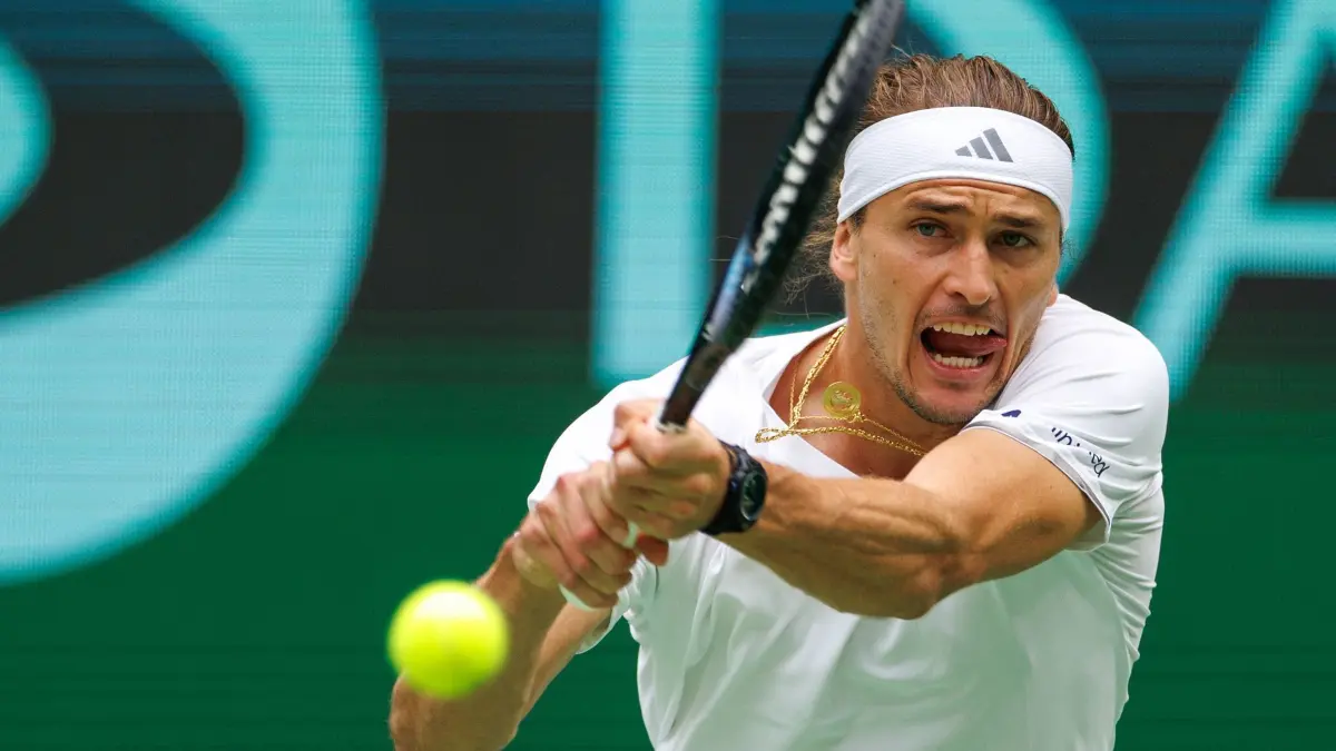 Tennis: Davis Cup Deutschland - Kroatien: 19.09.2026, Nordrhein-Westfalen, Halle (Westfalen): Tennis, Männer: Davis Cup - Qualifikationsrunde, 2. Runde, Deutschland - Kroatien. Alexander Zverev (Deutschland) spielt einen return gegen Dodig (Kroatien). Foto: Friso Gentsch/dpa +++ dpa-Bildfunk +++