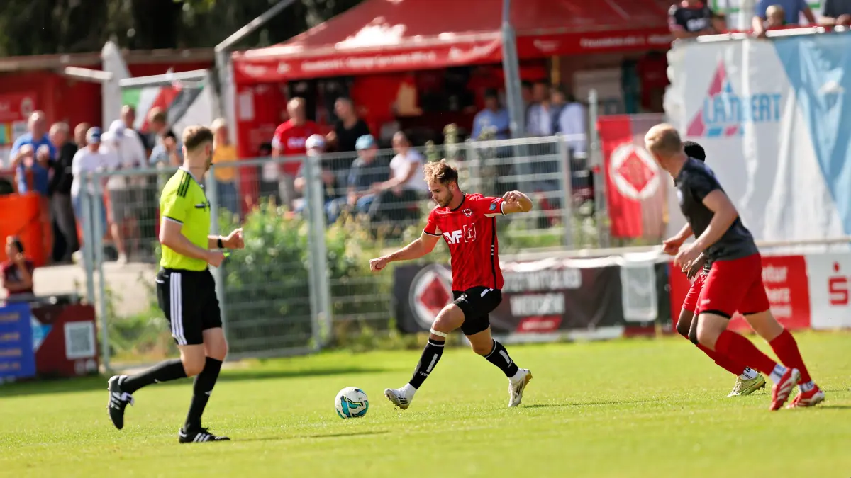 DEN, 1. Goeppinger SV vs. FC Rottenburg, Fussball, Verbandsliga - Herren, 6. Spieltag, Spielzeit 2026/2027, 19.09.2026: Adrian Freiwald (1. Goeppinger SV, #26) mit einem Schuss
GER, 1. Goeppinger SV vs. FC Rottenburg, Fussball, Verbandsliga - Herren, 6. Spieltag, Spielzeit 2026/2027, 19.09.2026
Foto: Eibner-Pressefoto/Soeren Herweg