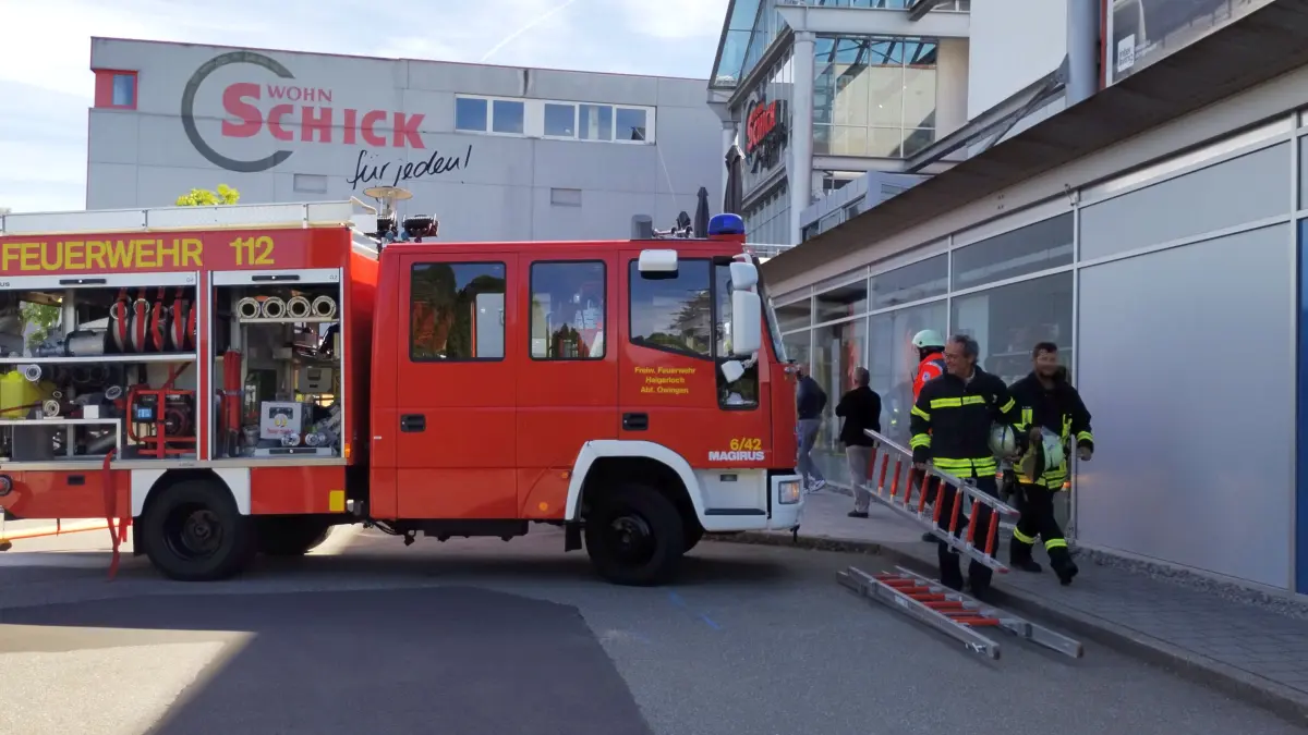 Beim Einsatz der Feuerwehr im Möbelhaus Schick in Owingen verlief glimpflich. In der Restaurant-Küche hatte das Personal einen Brandgeruch wahrgenommen, ein richtiges Feuer war aber glücklicherweise nicht ausgebrochen .